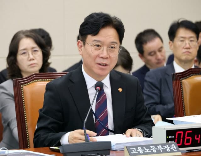 정부, '동일가치노동 동일임금' 법제화 추진…연내 로드맵 마련