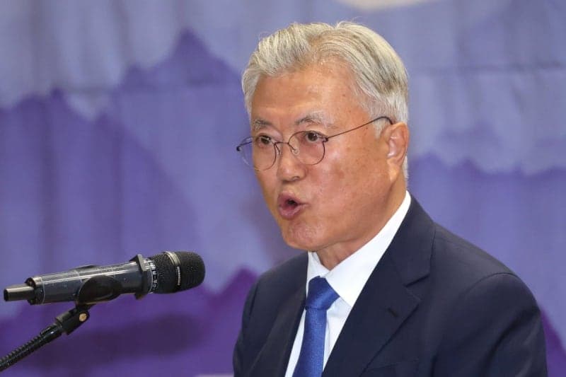 문재인 전 대통령, 강제 북송 사건 2심 재판부에 피고인 무죄 탄원서 제출