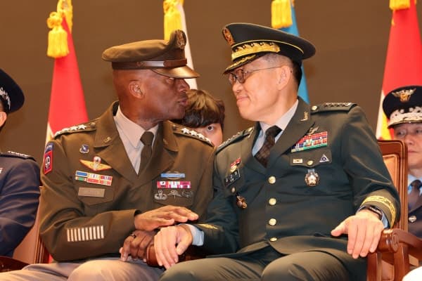 브런슨 주한미군사령관 "한국은 DMZ 남쪽 철책선서 시작" 영토 발언 파장
