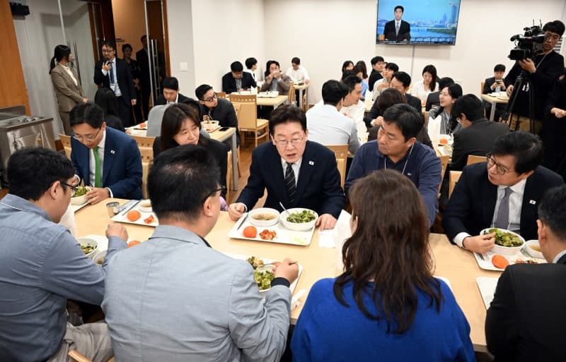 이재명 대통령, 청와대 춘추관 깜짝 방문해 기자들과 소통 행보
