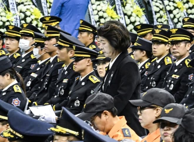 ‘재정 빨대’ 논란 추미애 경기도지사, 국감서 소방관들에게 거듭 고개 숙여 사과