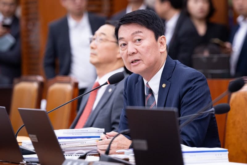 안철수 '솔리다임 상장 막아야'…SK '슈킹 컴퍼니' 논란 점화