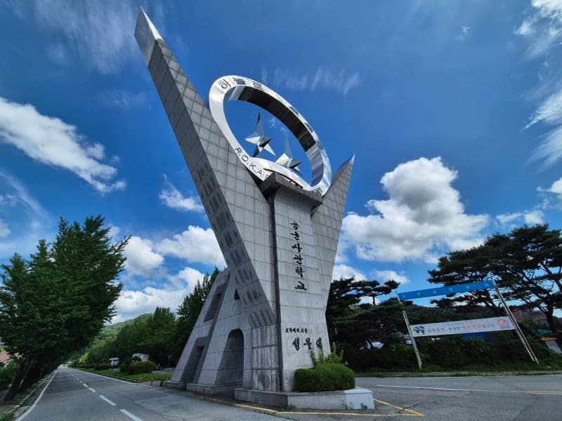 軍, 사관생도 흡연 제한적 허용…'3금 제도' 완화에도 결혼은 불가