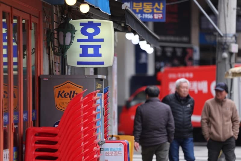 인터넷은행서 돈 빌린 자영업자 4만 명 폐업…도소매업 연체율 14.8% 달해