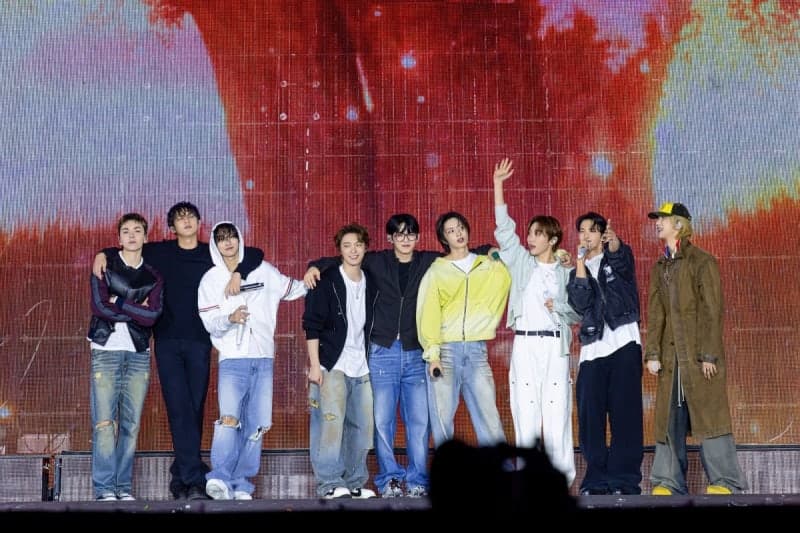 세븐틴, 아시아 투어 매출 1300억 ‘잭팟’…K팝이 아시아 공연 시장 점령