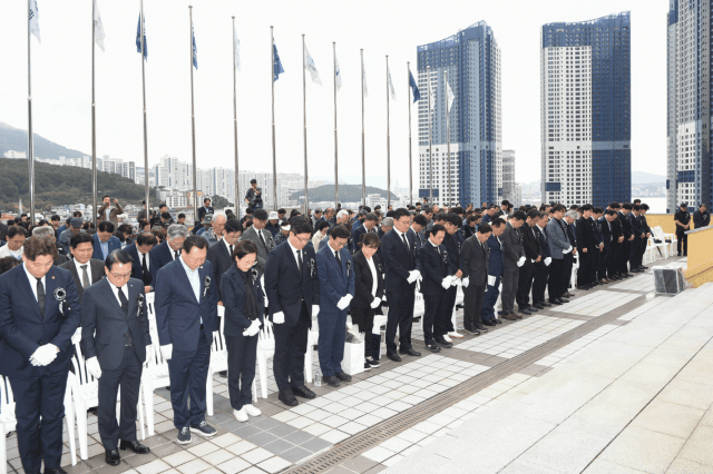 바다 지킨 선원들의 헌신 기리며…부산서 제48회 순직선원 합동위령제 거행