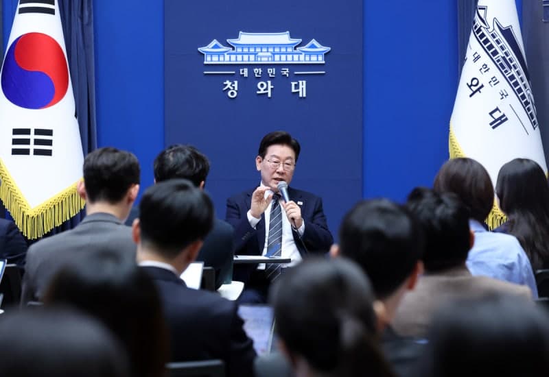 이재명 대통령 "증시 직접 개입 어렵다…부동산은 2028년 이후 정상화 전망"