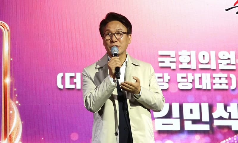 김민석, 지역축제 공연 중 무대 난입해 인사말… ‘과잉 의전’ 논란