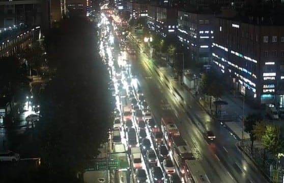 서울 강남 신세계백화점 폭우에 '출차 대란'…5시간째 갇힌 고객들