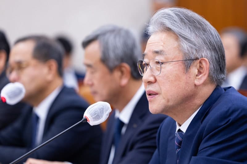 강호동 농협중앙회장, 억대 뇌물 수수 및 공금 유용 혐의로 경찰 재출석