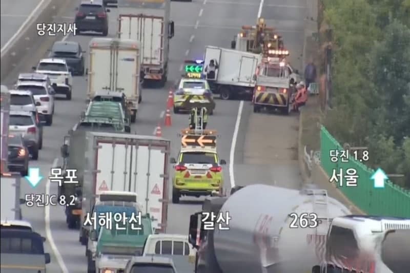 서해안고속도로서 1t 탑차 전도…고구마 200박스 도로에 쏟아져