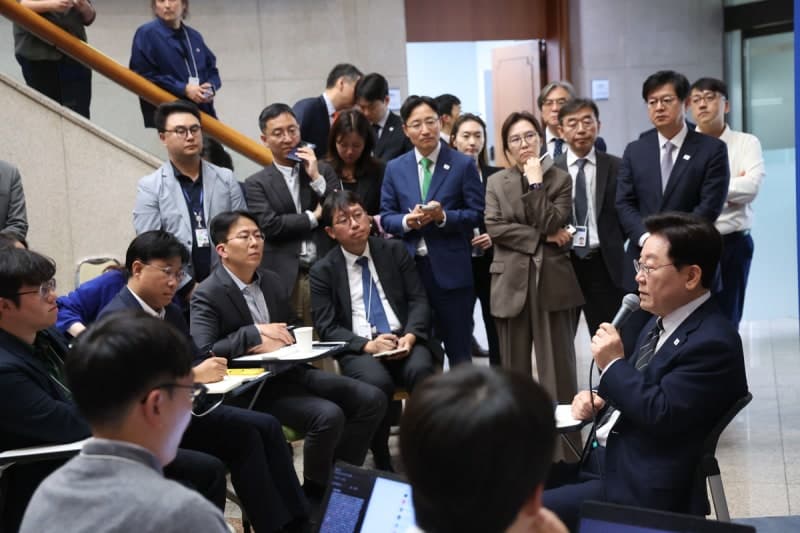 이재명 "의원 빼오기는 쌍팔년도식… 구조적 다수론으로 외연 확장할 것"
