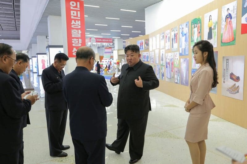 "김정은 뇌출혈·사망설" 해외 확산…북한, 가족 동반 사진 공개로 반박