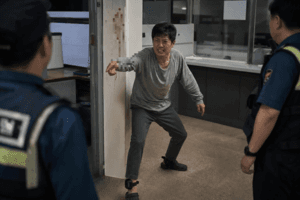 전자발찌 찬 40대 남성, 지구대서 혈서 쓰고 경찰 폭행해 체포