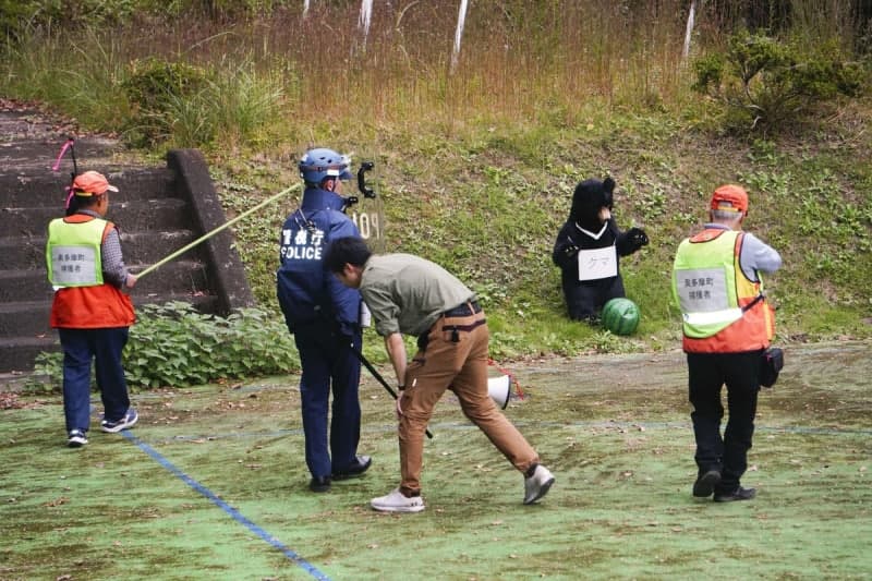 일본 시가지에 나타난 반달곰…동면 앞두고 출몰 잇따라 비상