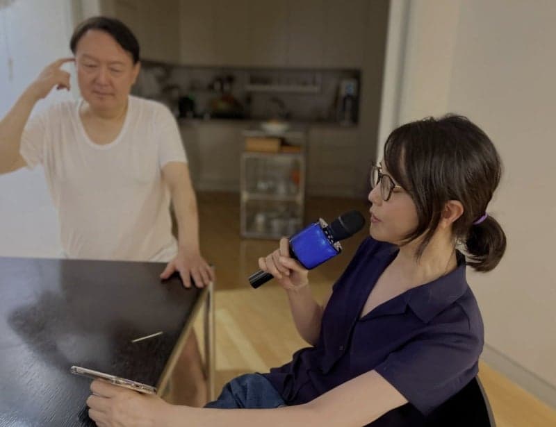 구치소 수감 중인 윤석열·김건희 부부, 과거 다정한 듀엣 영상 공개