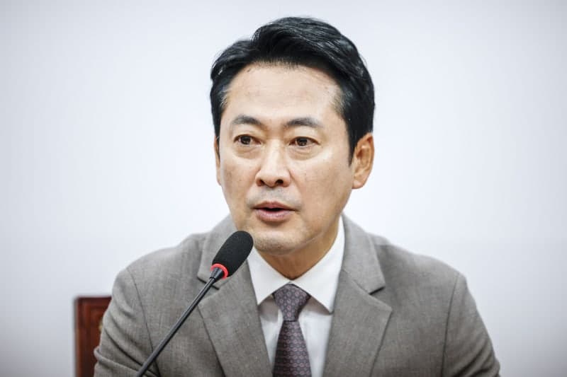 추미애에 빨대 보낸 개그맨 이상민, 이번엔 장동혁에 '계영배' 보냈다
