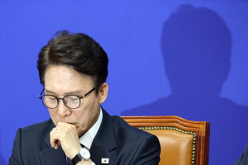 민주당, 소방 발언 논란에 고개 숙였지만… 김민석 리더십 '첩첩산중'