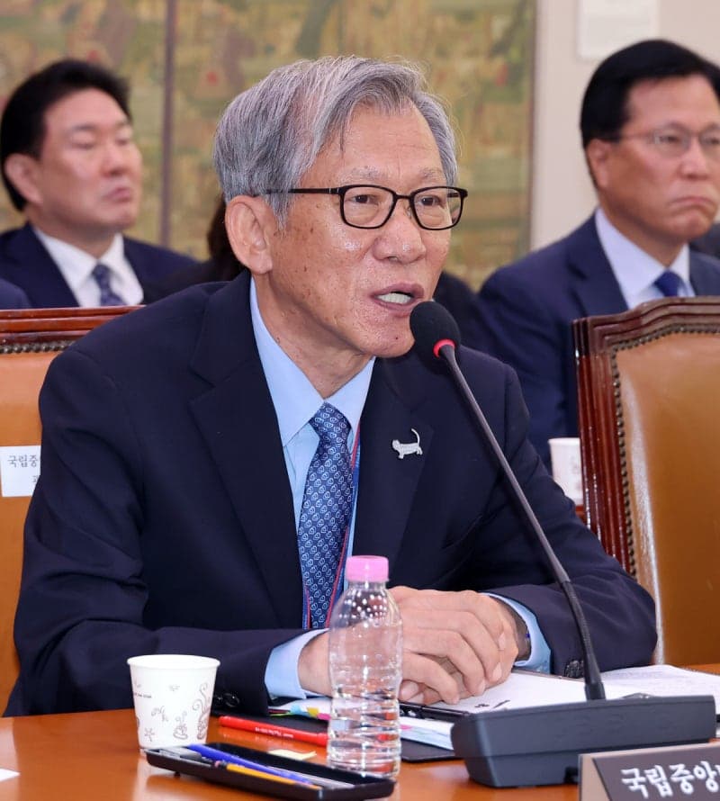 유홍준 국립중앙박물관장, 친일파 글씨 '셀프 출품' 논란에 결국 사의 표명