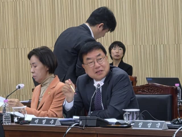 지방국립대 무상등록금 정책, 재학생 역차별과 재입학 유도 논란