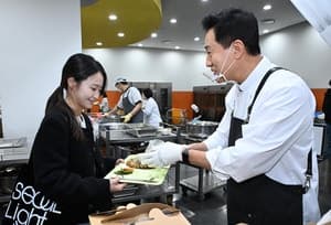 오세훈 서울시장, 국감 대응 직원 위해 구내식당서 '달빛야장' 특식 배식