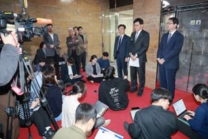 조희대 탄핵안 넘긴 조국혁신당…민주당은 국정조사 검토로 신중론