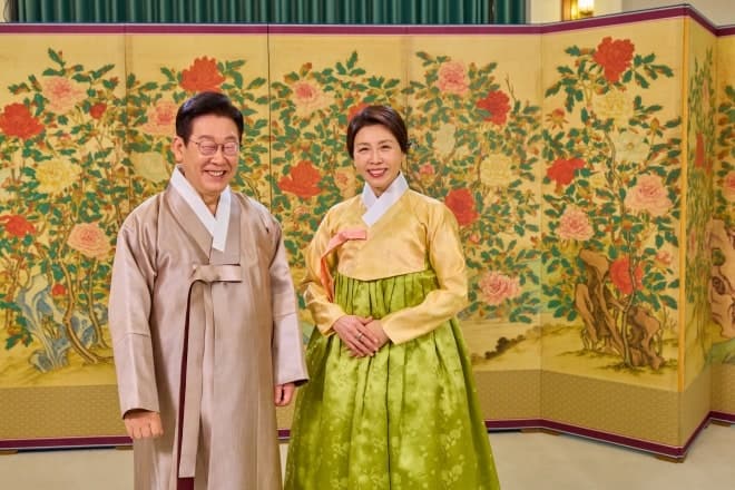 이재명 대통령 부부 "한복의 날, 전통문화 일상 속 이어지도록 힘쓸 것"