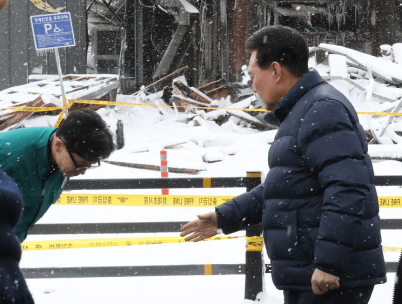 조국-한동훈, '박철우 검사 최측근설' 두고 과거 사진 꺼내 들며 공방