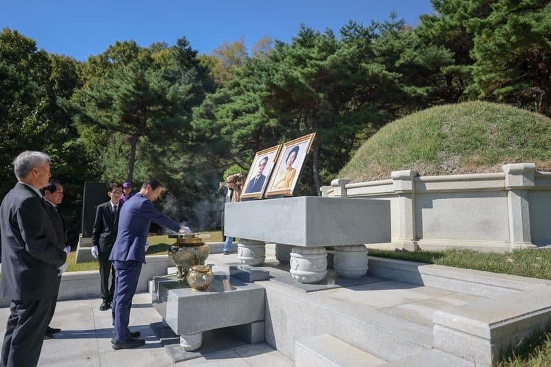 권오을 보훈부 장관, 최규하 추도식 참석 이어 박정희 묘소 참배