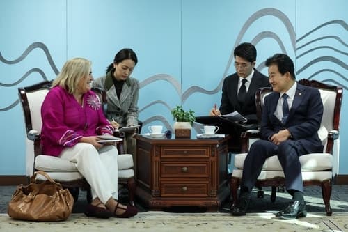 정동영 통일부 장관, EU 특사 만나 "北 국제사회 복귀가 전쟁 종결에 도움"