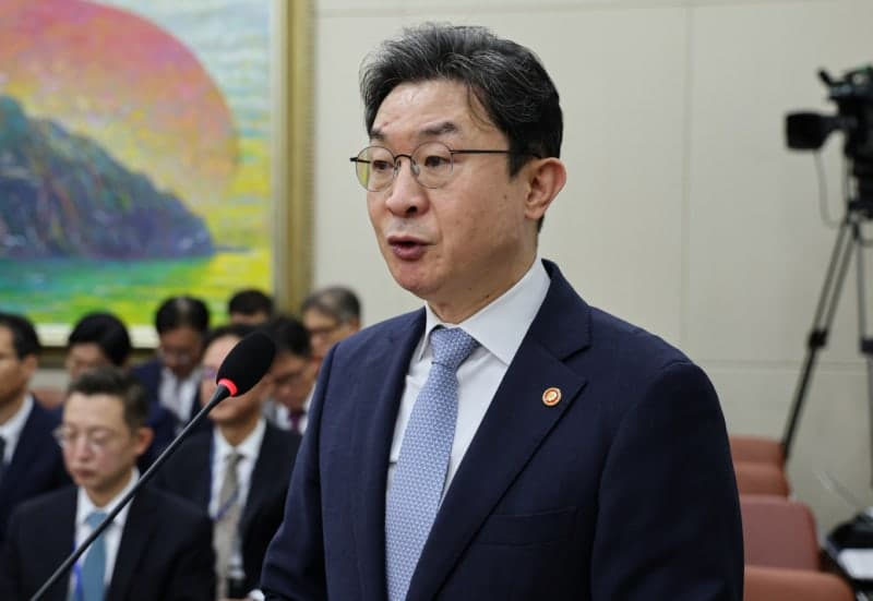 사내대출 1조 원 돌파에 형평성 논란…금융당국 규제 검토 착수