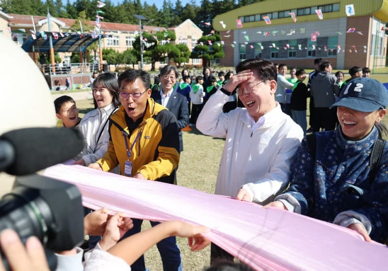 이재명 대통령, 익산 초등학교 운동회 깜짝 방문…학생들과 '인스타 맞팔' 약속