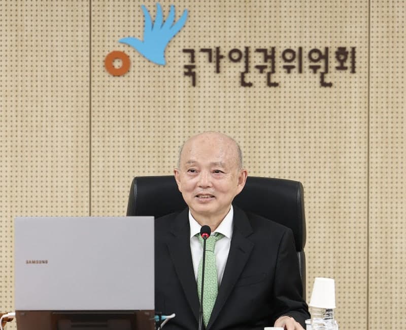 안창호 인권위원장, UN 의견서 수정 지시 논란…공무원노조 공수처 고발