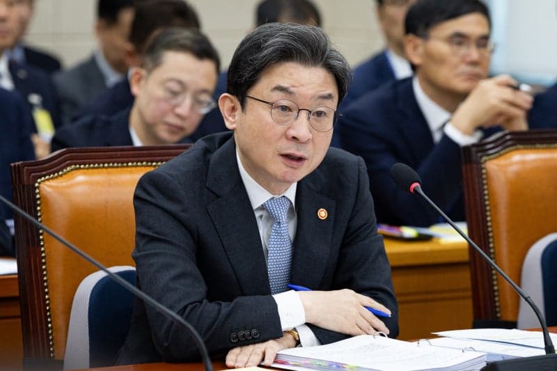 이억원 금융위원장 “산업은행 부산 이전, 추진하지 않는 것으로 정리”