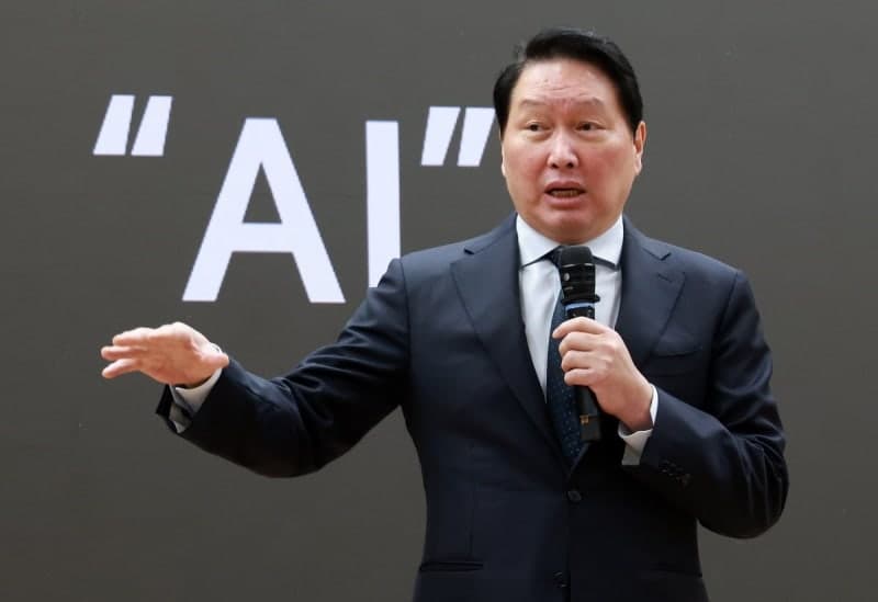 최태원 SK 회장, 을지로 노포서 직원들과 회식…투자자들 "지금 여기 계실 때가 아닙니다"