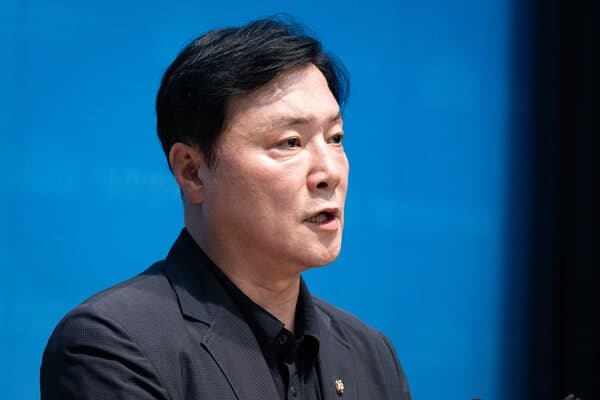코스피 5500선 붕괴에도…민주당 대변인 "내년 1만 포인트 간다"