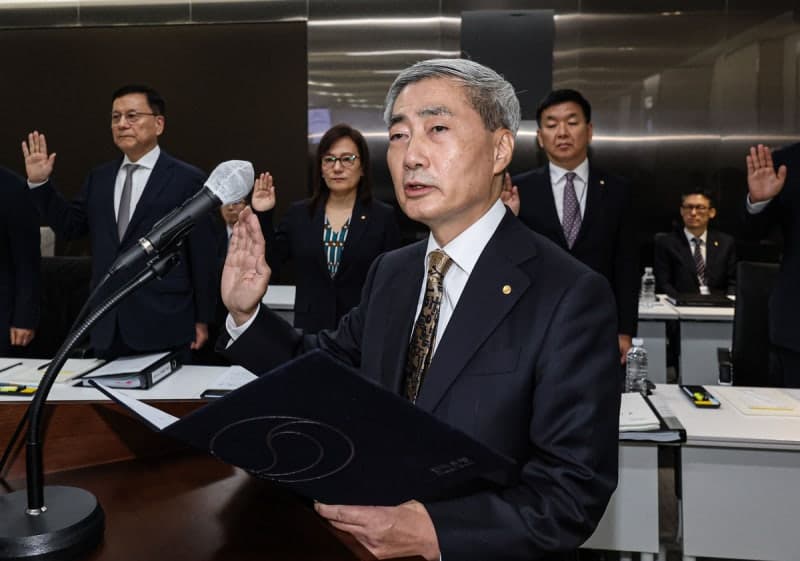 신현송 한은 총재 "내년 물가 2.5% 웃돌 것…성장률 전망도 상향"