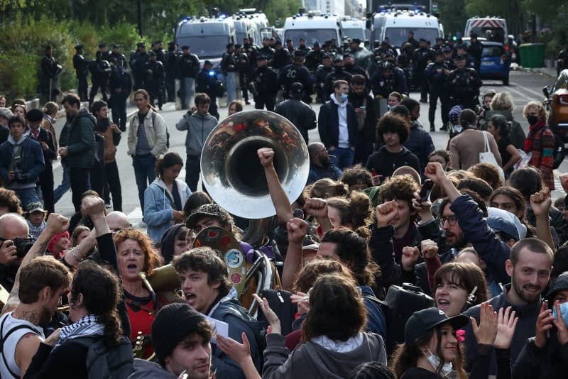 마크롱 “비노조 시위 금지” 강경 대응…프랑스 경찰 7만 명 투입 초긴장