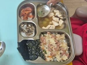 15개월 아기 식단에 햄볶음밥과 빨간 김치? 식단표와 딴판인 어린이집 급식 논란