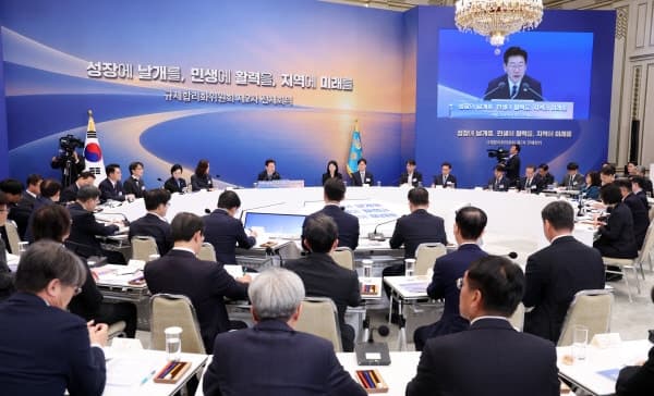 관세청, 반도체·AI 등 첨단산업 지원 위해 6개 규제혁신 추진