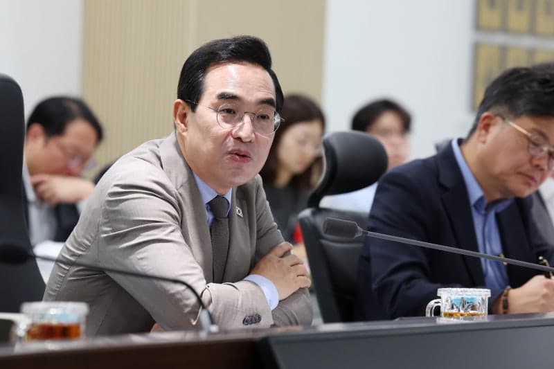 박홍근 장관 "석유 최고가격제 재정 부담 우려"…신현송 총재는 장기화에 선 그어
