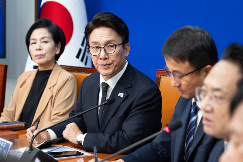 민주당 지도부, '신천지 당원 가입 의혹' 조사 결과 공개 놓고 정면충돌