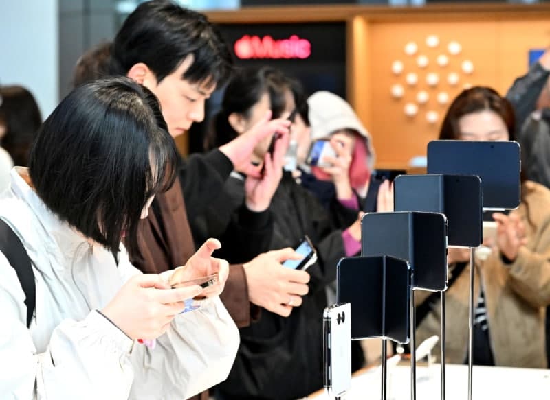 애플 첫 폴더블폰 '아이폰 듀오' 출시…물량 부족에 현장 구매 불가