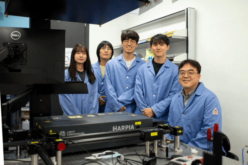 KAIST, 빛 에너지 붙잡는 ‘전자의 대기실’ 규명…광촉매 효율 높일 실마리 확보