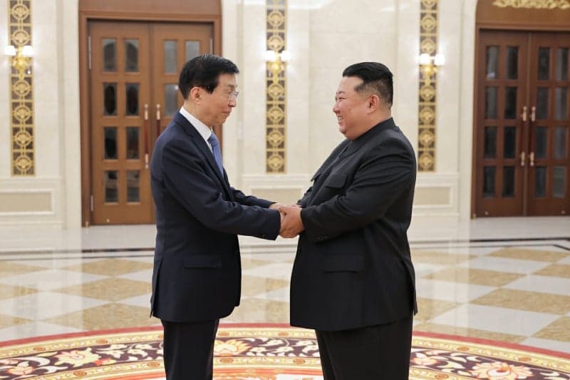 김정은, 中 단둥 '당일치기' 방문…“피로 맺은 혈맹 영원히 계승”