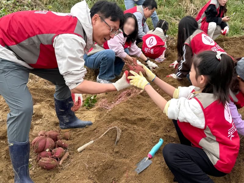 롯데건설 샤롯데 봉사단, 임직원 가족과 함께한 '그린팜' 농작물 나눔 봉사