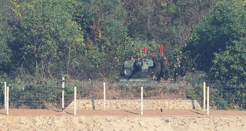 북한, 서부전선 철책 앞에 122mm 자주포 전진 배치…접경지 긴장 고조