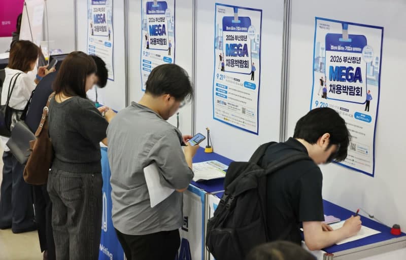 반도체 호황에도 청년 고용 '질적 악화'…대기업 취업 문턱 높고 이동 사다리 끊겼다