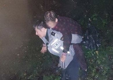 빗속 무등산서 길 잃은 80대 치매 노인, 경찰이 업고 무사 하산
