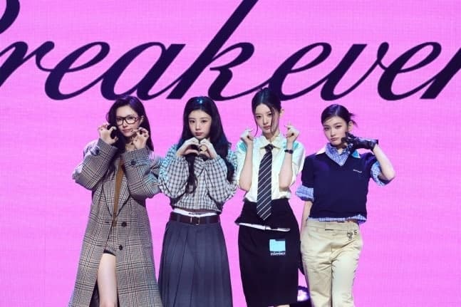 아일릿, 신곡 '체포하겠어'로 컴백…여경 의상 논란 속 4인조 활동 시작
